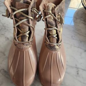 Sperry Women’s Main Pink Leather Lace Up Duck Boots w 3 metalic fabric colors.